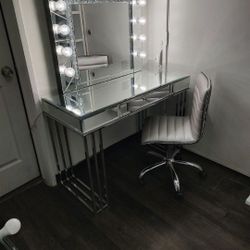 Brand New Vanity 
Mirror Desk W/ Chrome Legs 
Hollywood Mirror W Crystal Diamonds 
LED Light 
$598 + Tex 
Add Chair $159