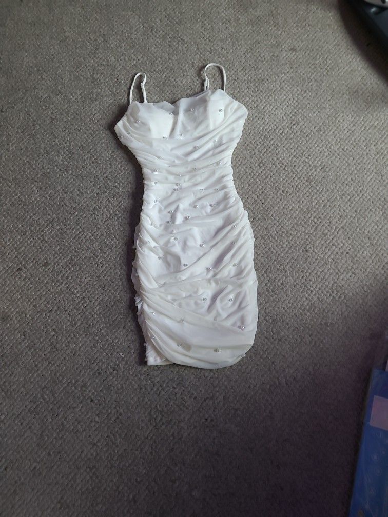 Teen Nice Beautiful White Dress Size M With Pearl's