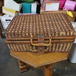 Vintage Wicker Picnic Case 