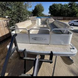 PONTOON BOAT 