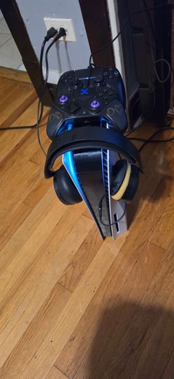 Ps5 2 controllers with headset used items $400