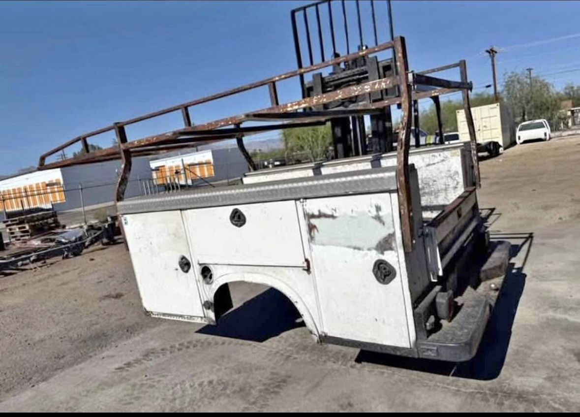 Utility bed / utility box with ladder rack