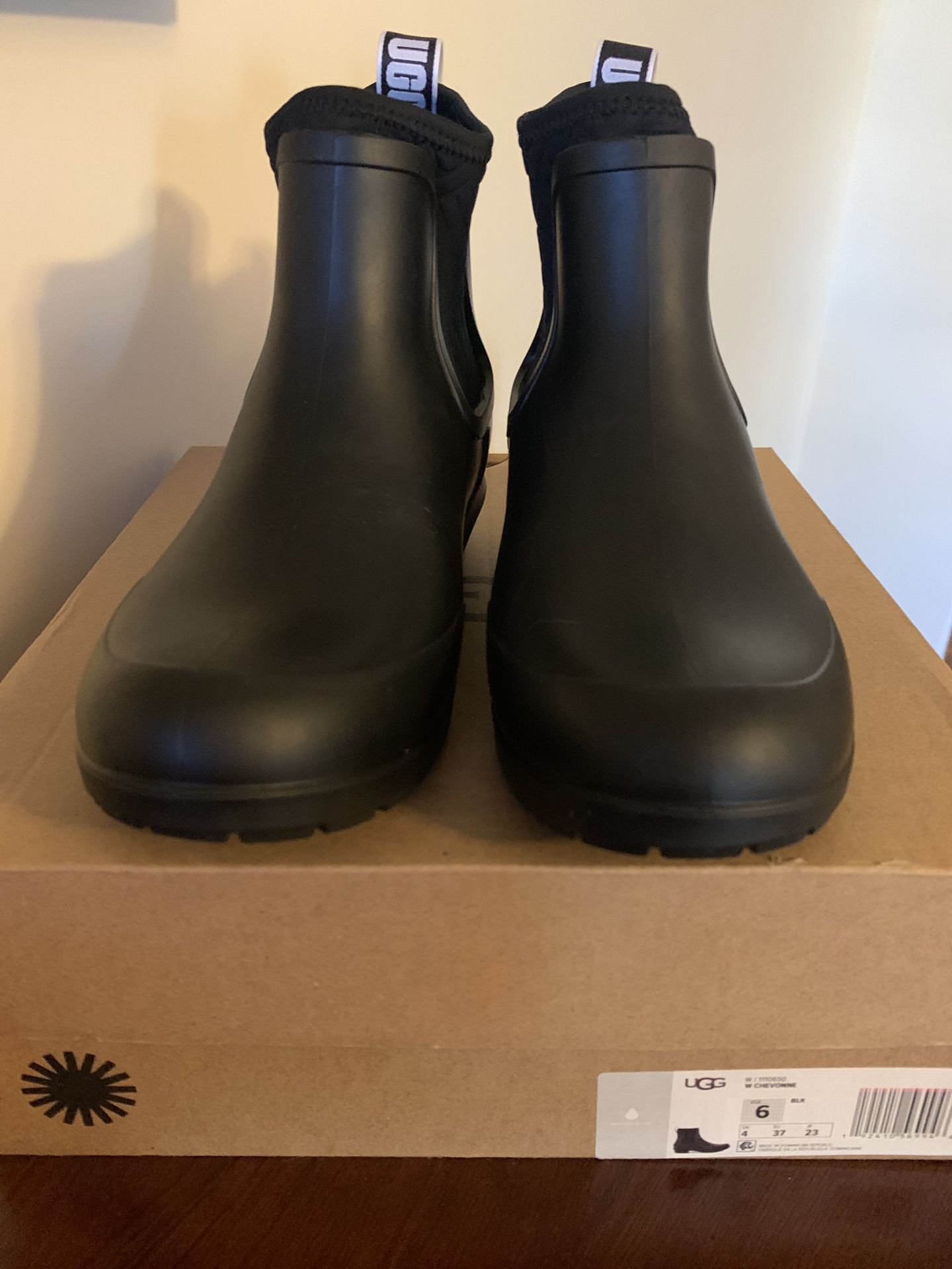 UGG  Rain Boots  ( Size 6 ) 