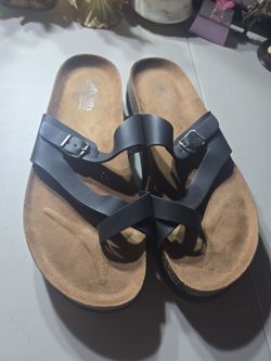 Women's pair of cliffs size 10