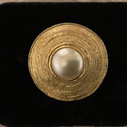 Vintage Goldtone Brooch With Large Freshwater Pearl 