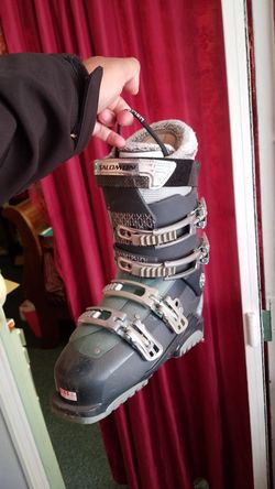 Snowboarding boots size 8