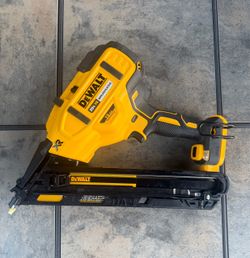 15 Ga Angled Finish Nailer XR Brushless DEWALT 20V MAX