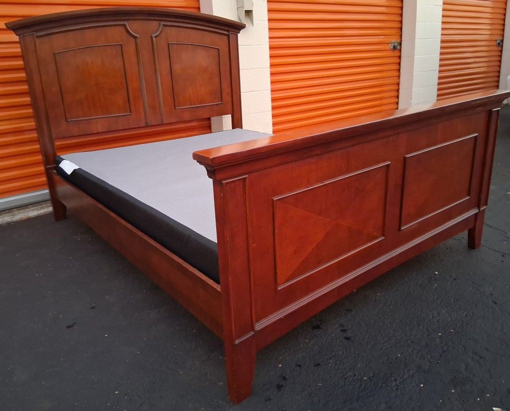 Qun Sz Bd Frm With Base Good Condition