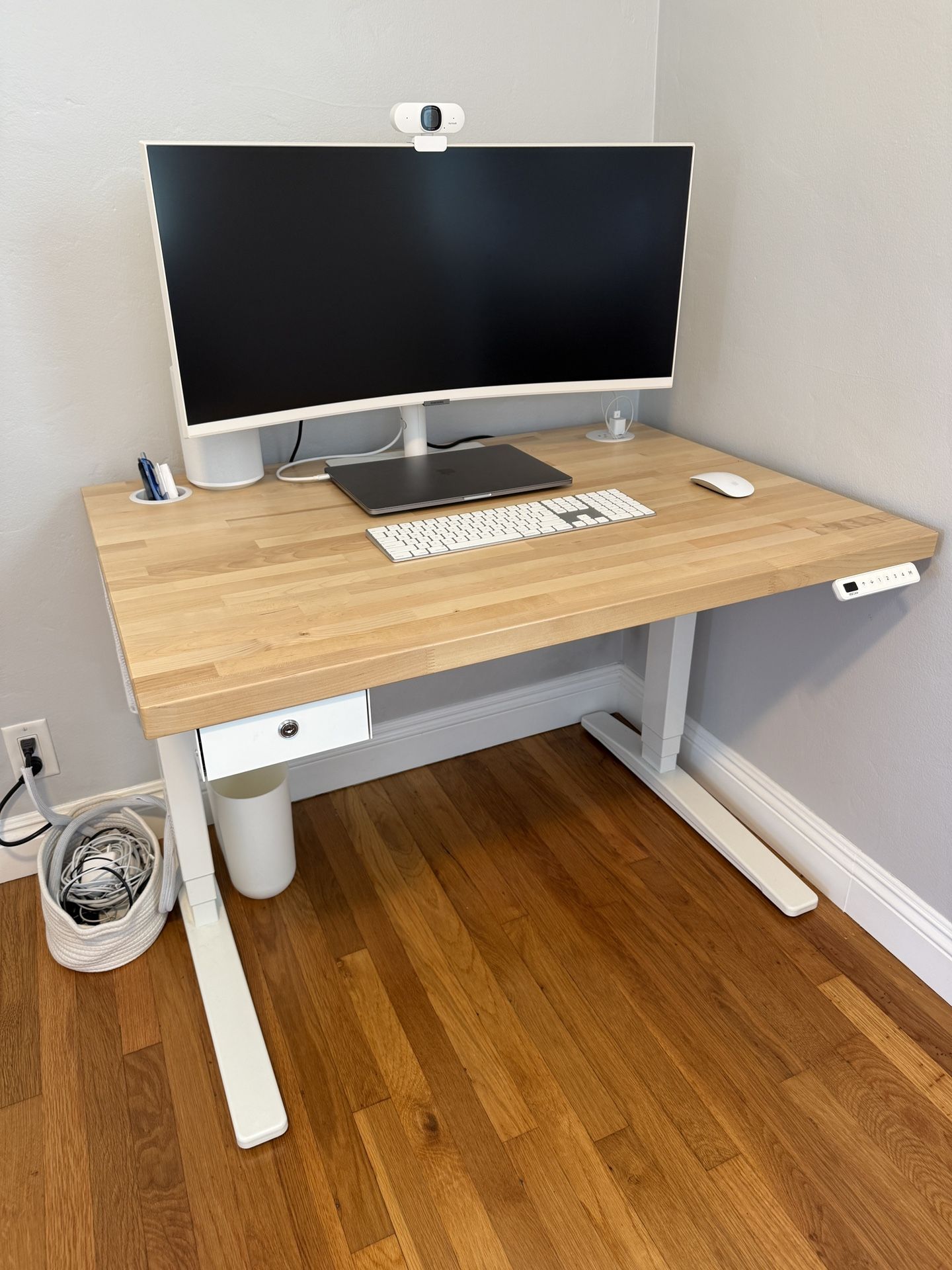 Uplift Standing Desk