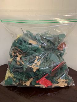 Gallon Bag of Assorted Classic Plastic Toy Soldier Figures and Accessories