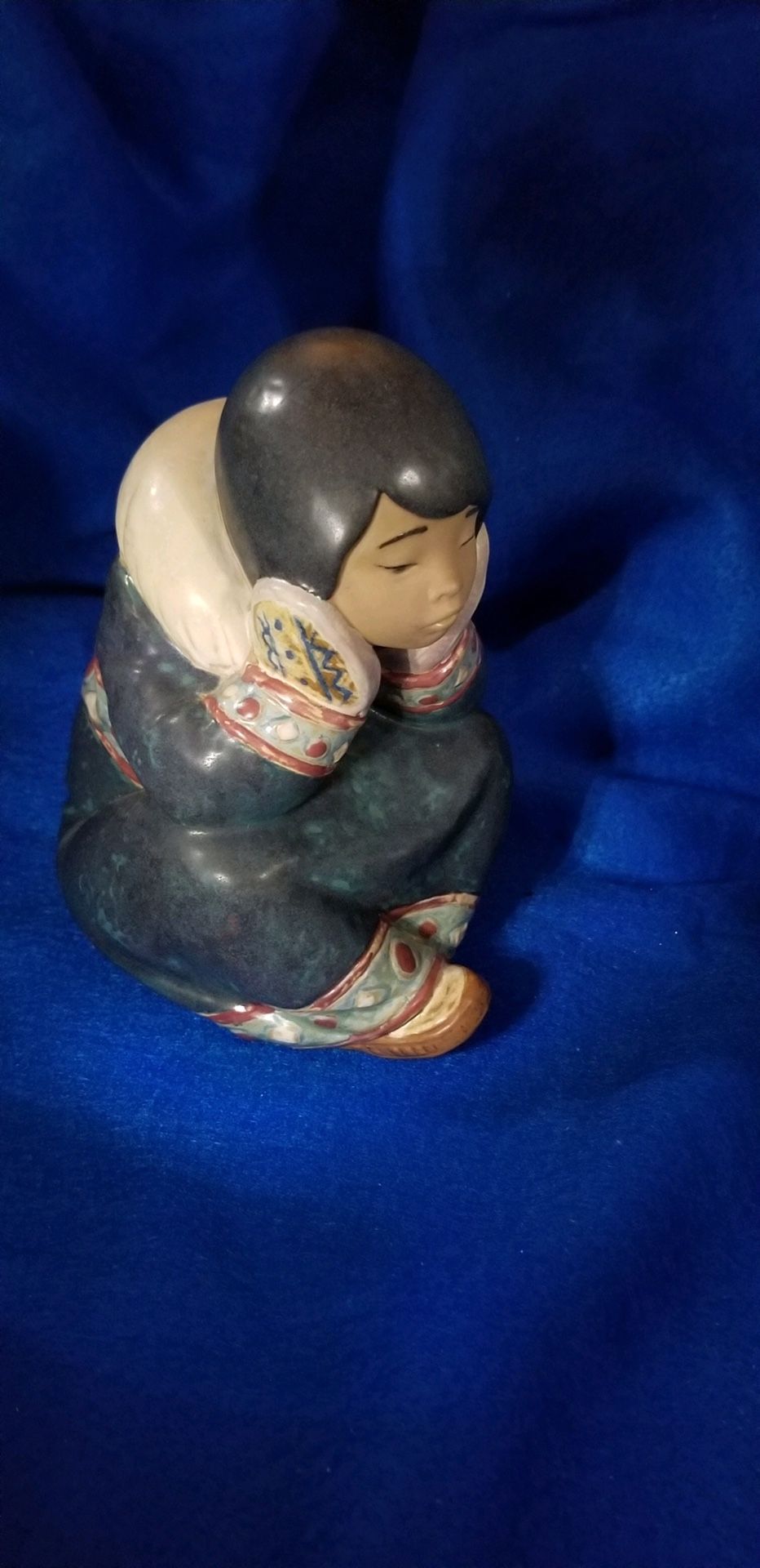 ❤️Lladro Pensive Eskimo Girl Porcelain figurine