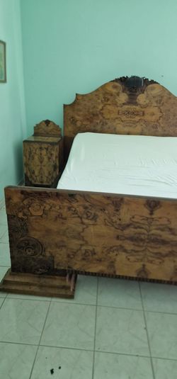 I Italian Renaissance Revival Baroque-style bedroom set,