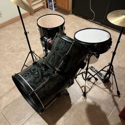 First Act Skull Drum Set 