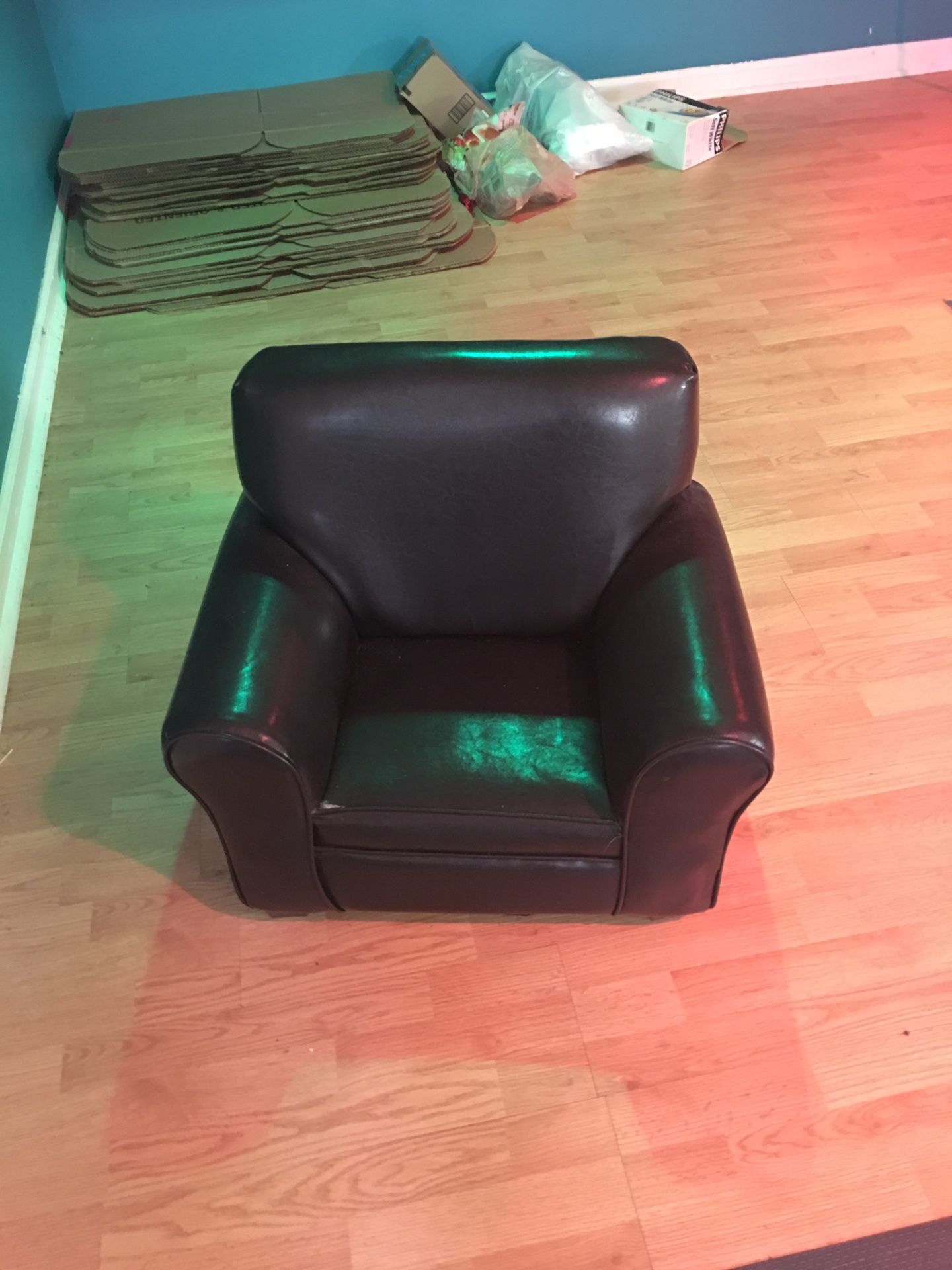 SMALL BLACK LEATHER KIDS CHAIR