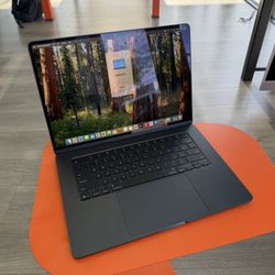 2025 15” MacBook Air M4 Chip 16GB Ram 256SSD! 2 battery cycles mint condition! We offer financing!