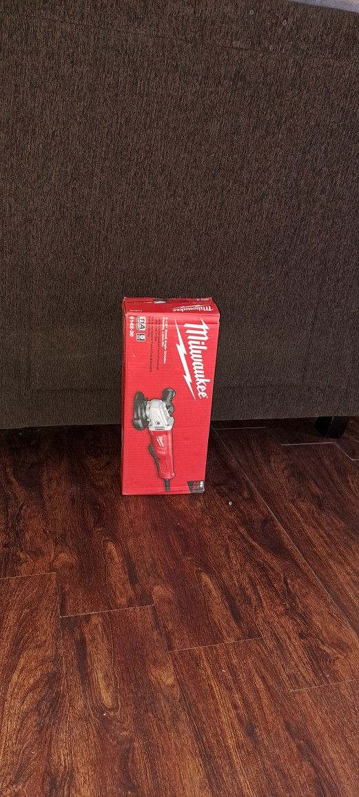 MILWAUKEE 120 VT GRINDER NEW