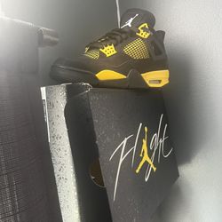 Jordan 4 Retro (Thunder)