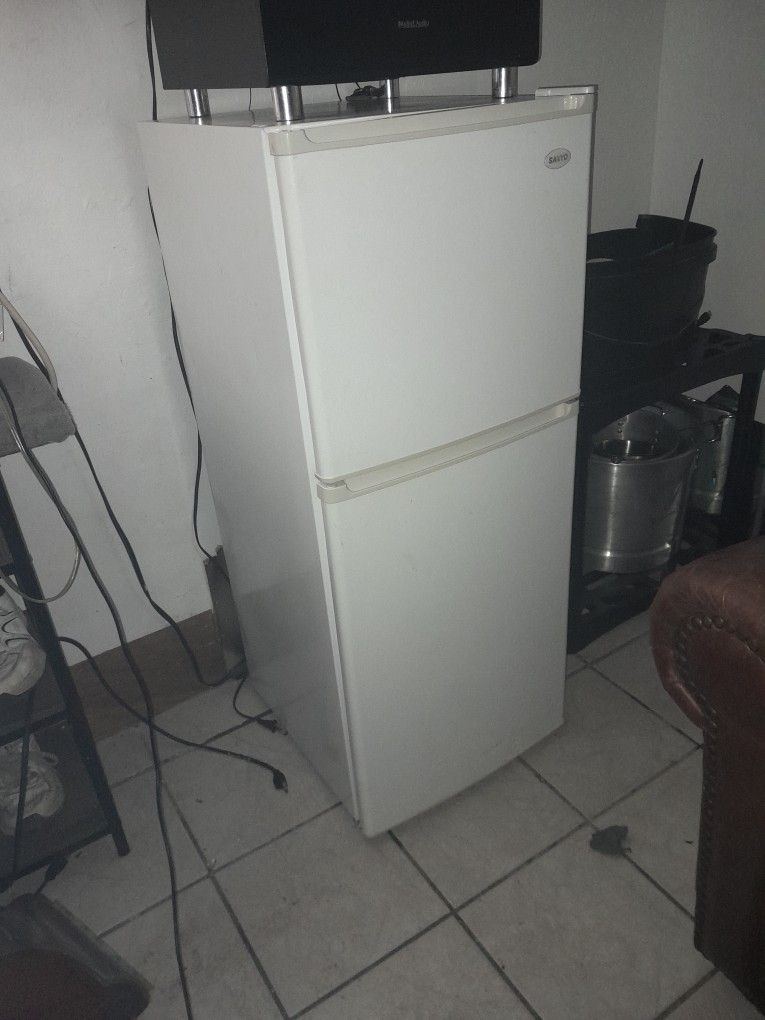 Sony Mini Top Freezer Refrigerator New