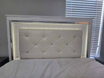 Queen light up mirror bed w new Sealy mattress