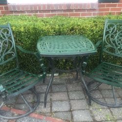 Beautiful solid patio bistro set, 2 chairs