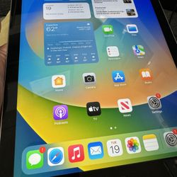 9.7" iPad 6th Gen (WiFi + Cellular) / 128GB / MR752LL/A