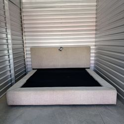 🛏️ King Size Upholstered Bed 