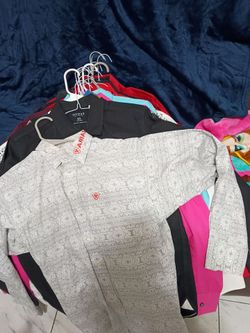 Ariat Long Sleeve Button-Up Shirt y camisas Guess 20 cada una