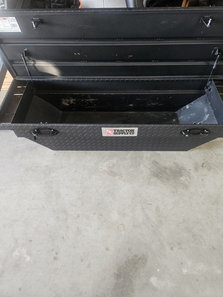 SELLING TOOL BOX FOR SMALL TRUCKS