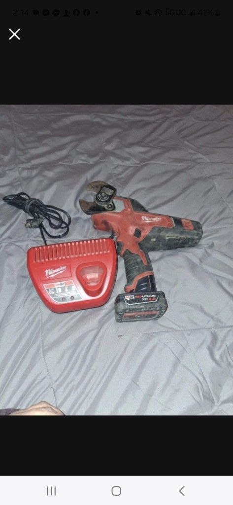 Milwaukee Battery Powered Cable Gutters