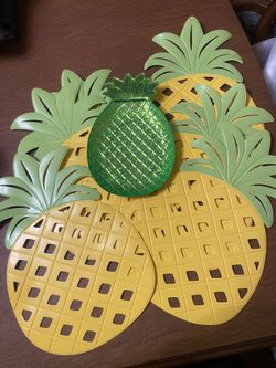 Set of 6 Pineapple Placemats & Plastic Tray