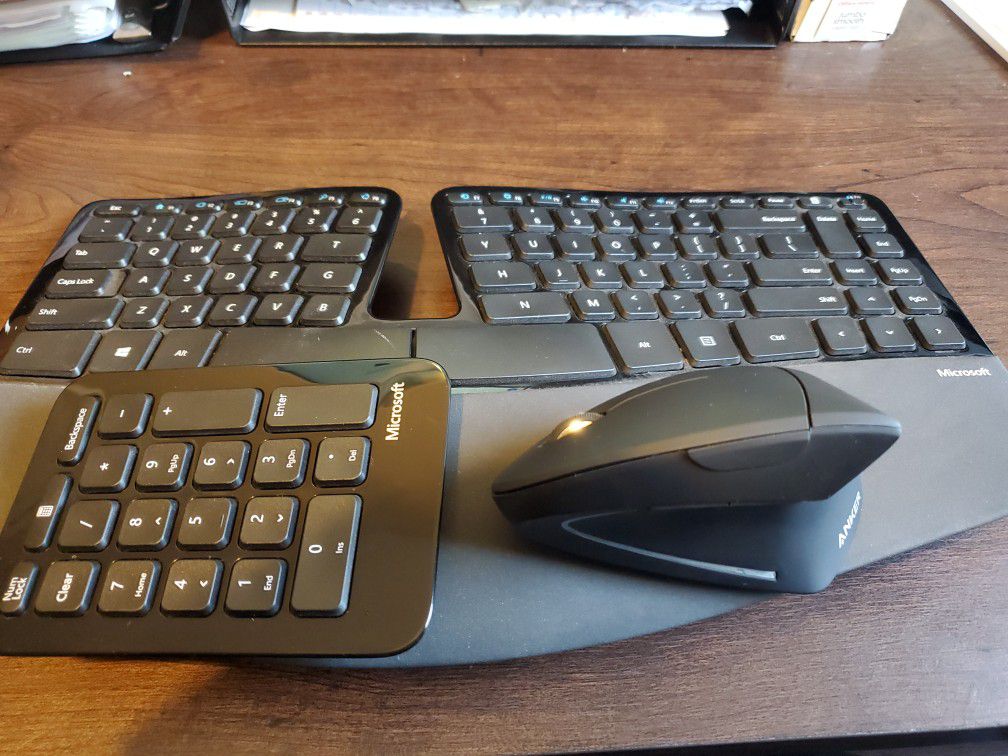 Microsoft Keybord And Anker Mouse 