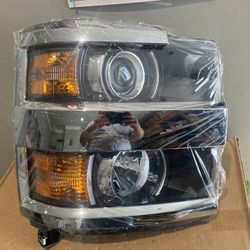 2015-2019  Chev Silverado 2500 Right Headlight 