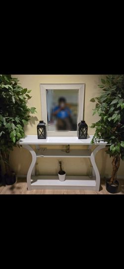 Front entrance accent table (Brand new)