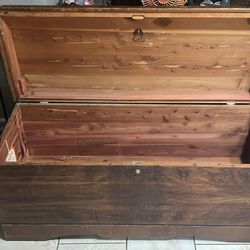 Authentic Anthic Lane Altavista va cedar chest