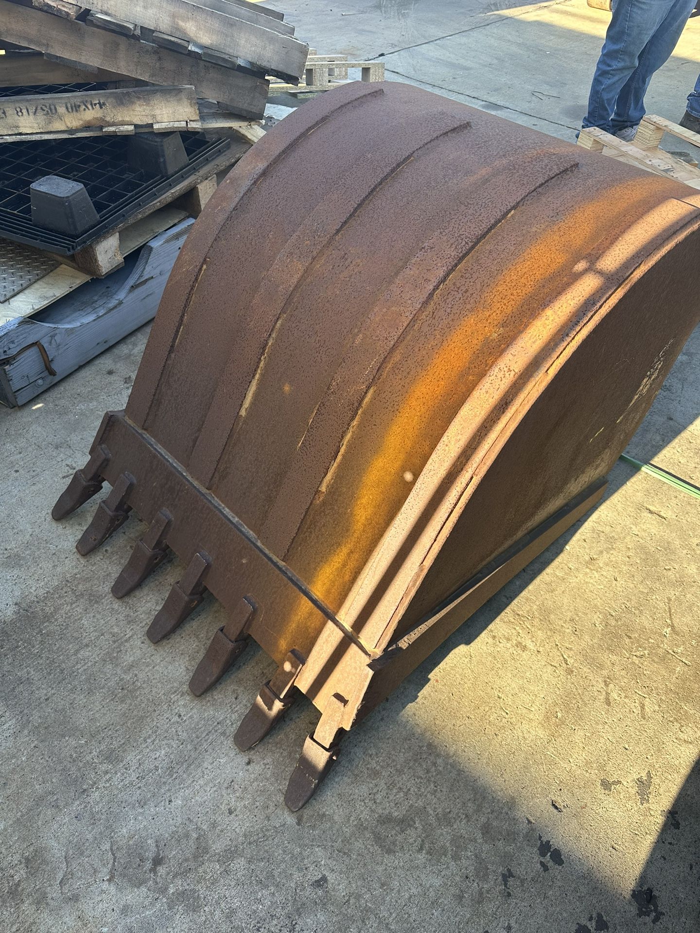 Cat 32” excavator bucket