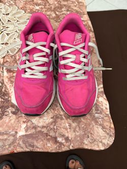 Girls tennis shoes