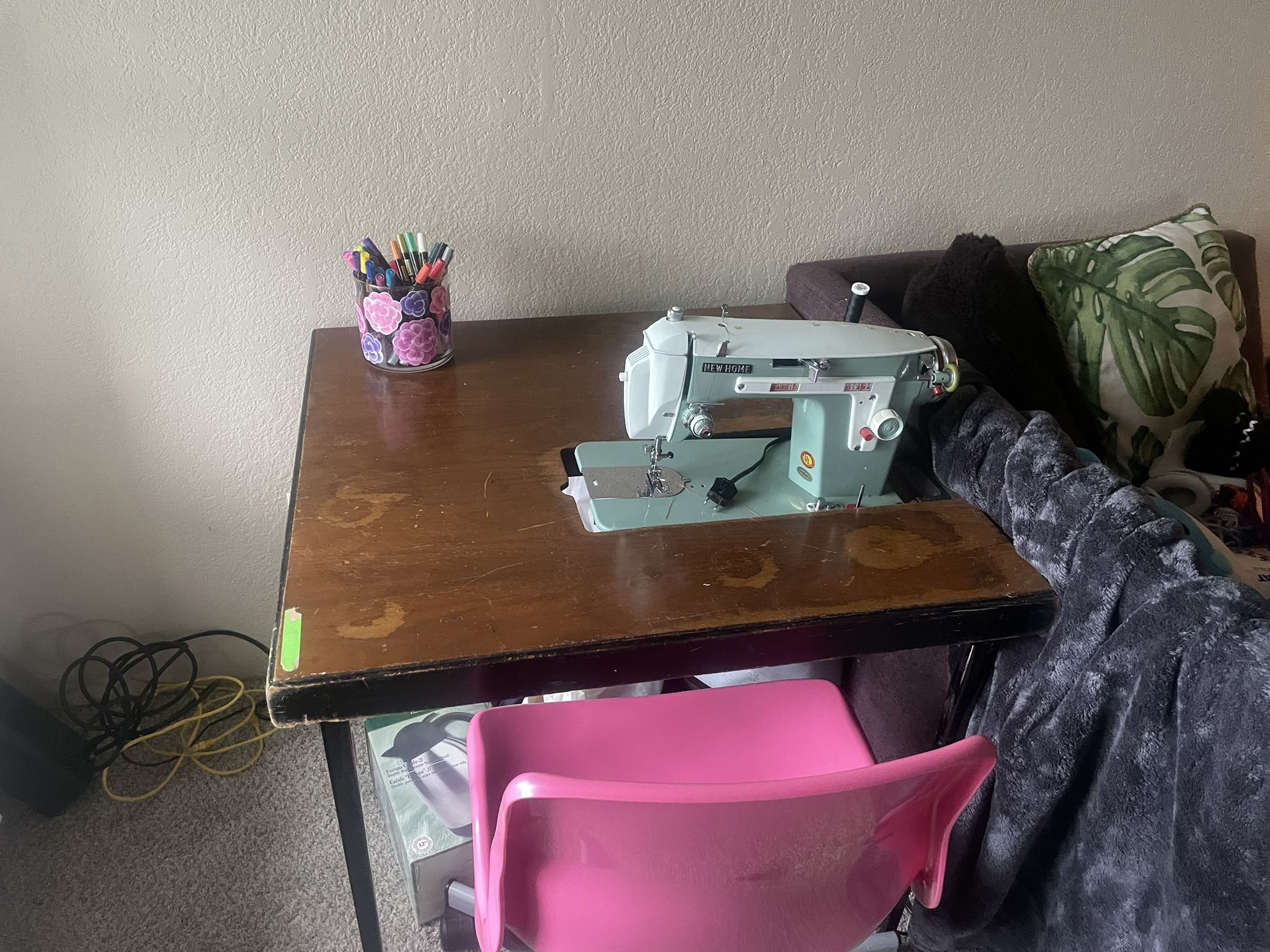 Sewing Machine + Table
