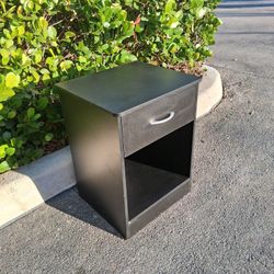 Nightstand W17.5" D15.5" H24" (like new)