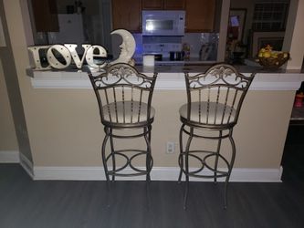 2 bar stools