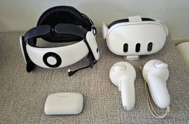 Meta Quest 3 VR Headset with BOBOVR Strap and Controllers