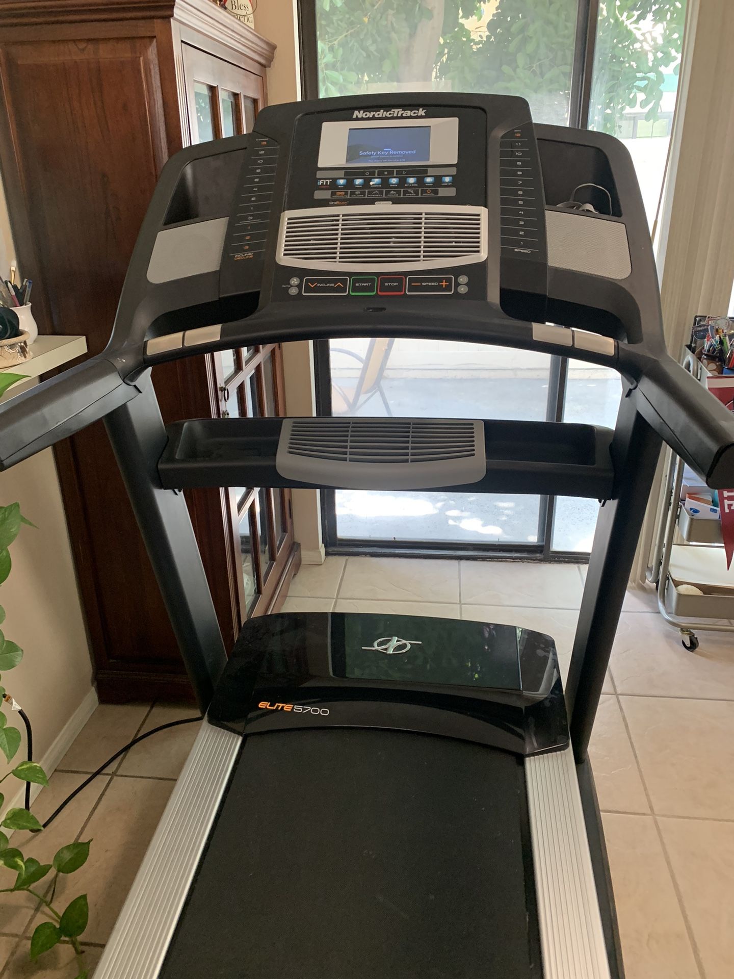 Nordic Track Elite 5700 Treadmill for Sale in Los Angeles CA OfferUp