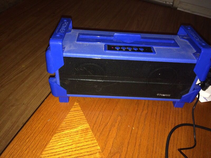 Polaroid Bluetooth speaker aux core
