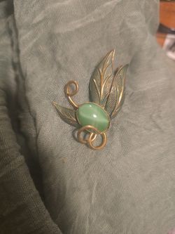Vintage Gold Tone Filigree Brooch W Green Gemstone