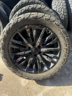 Denali 22” On 33s 