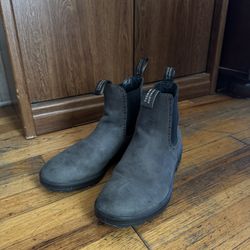 Used Blundstones Size 7 Men’s/ Women’s 8.5/9 $60