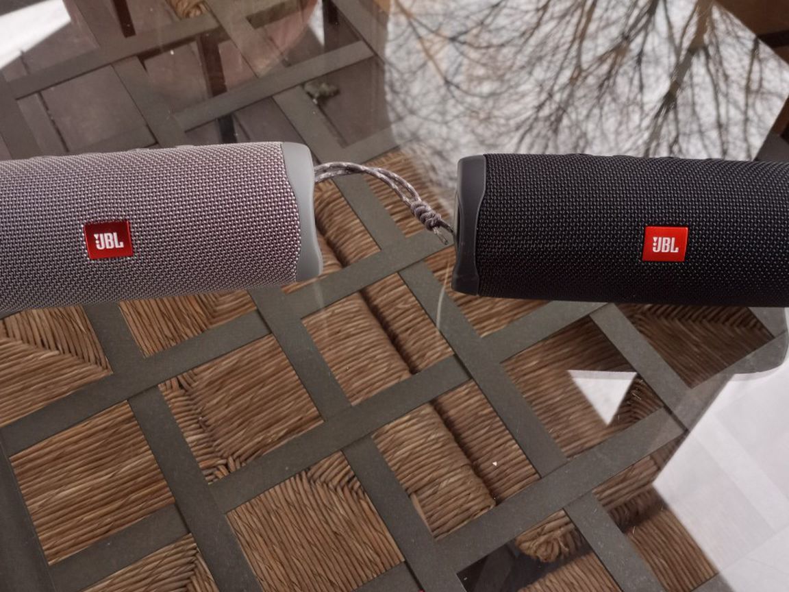 2 Jbl Flip 5 Speakers Like New