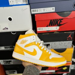 Jordan 1 Mid White University Gold size 12W 10.5M VNDS
