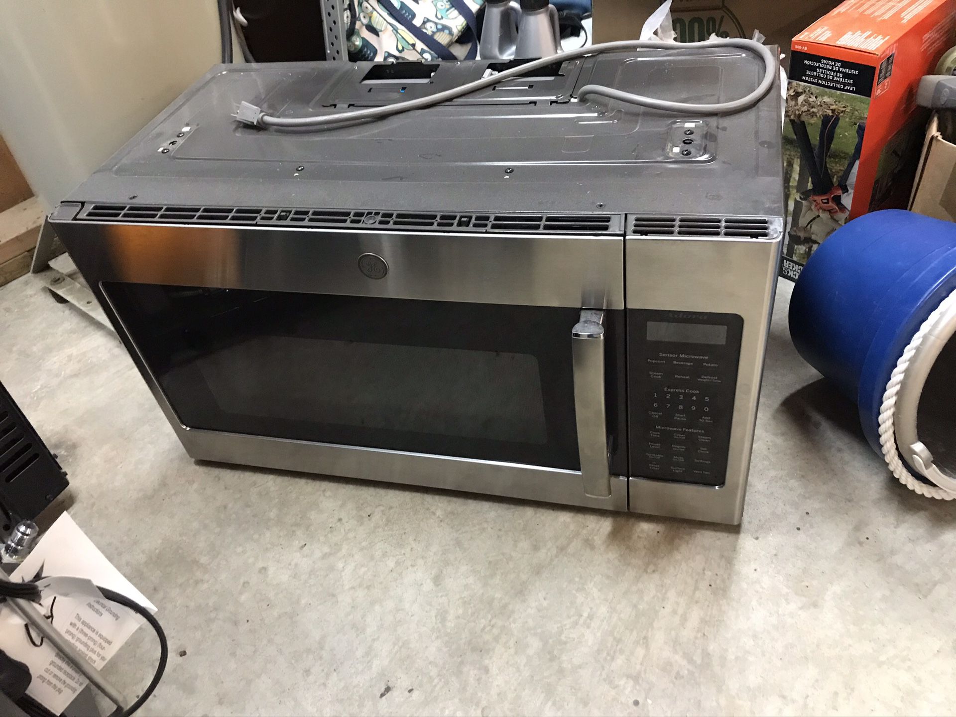 Gas range and microwave set, really good condition