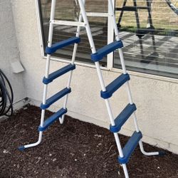 6 Foot Tall Swimming Pool Ladder Like New 