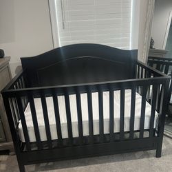 Baby Crib / Toddler Bed